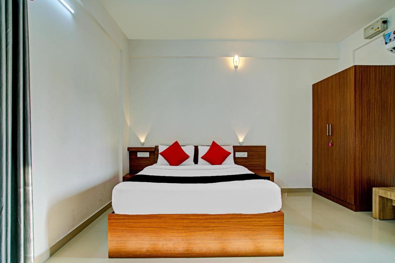Vaccinated Staff- Capital O 74715 Phoenix Holidays Hotel Kochi Exterior foto