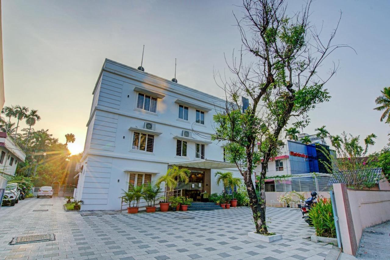 Vaccinated Staff- Capital O 74715 Phoenix Holidays Hotel Kochi Exterior foto
